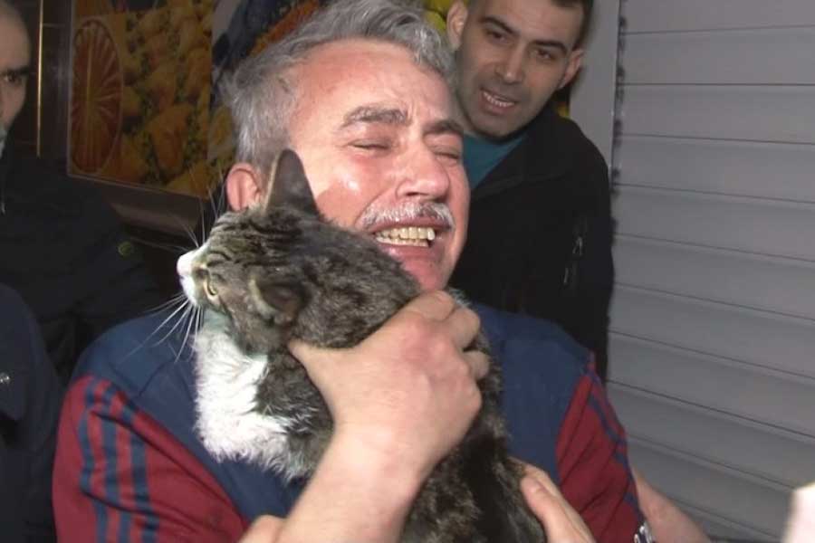 Estambul, hombre abraza a su gato tras ser rescatado de un incendio