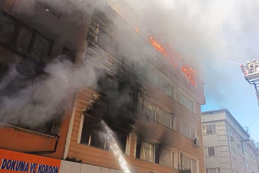 Estambul, incendio en una fábrica textil