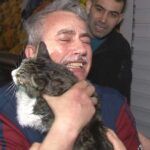 Istanbul, man hugs his cat after been rescued from fire