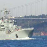 Istanbul, Russian war ship crosses the Bosphorus