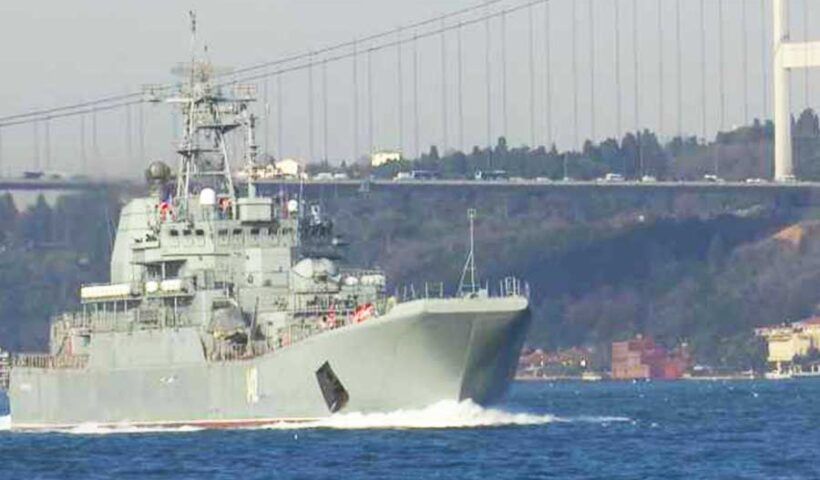 Istanbul, Russian war ship crosses the Bosphorus