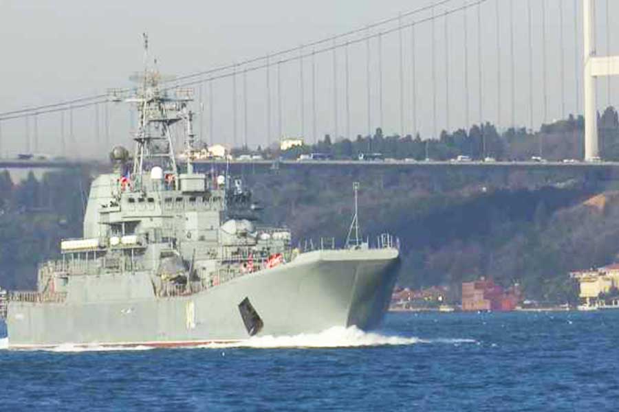 Istanbul, Russian war ship crosses the Bosphorus