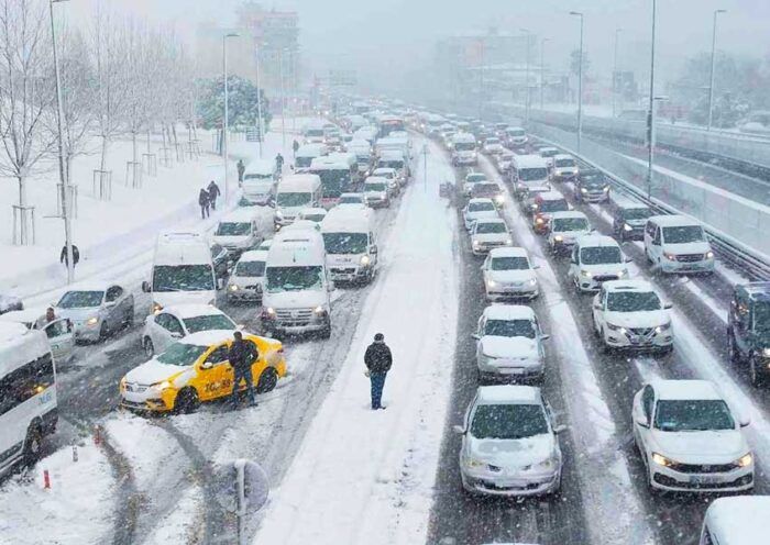 Istanbul, snow paralyses traffic