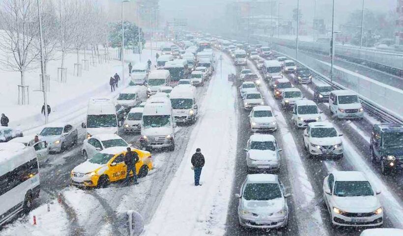 Istanbul, snow paralyses traffic