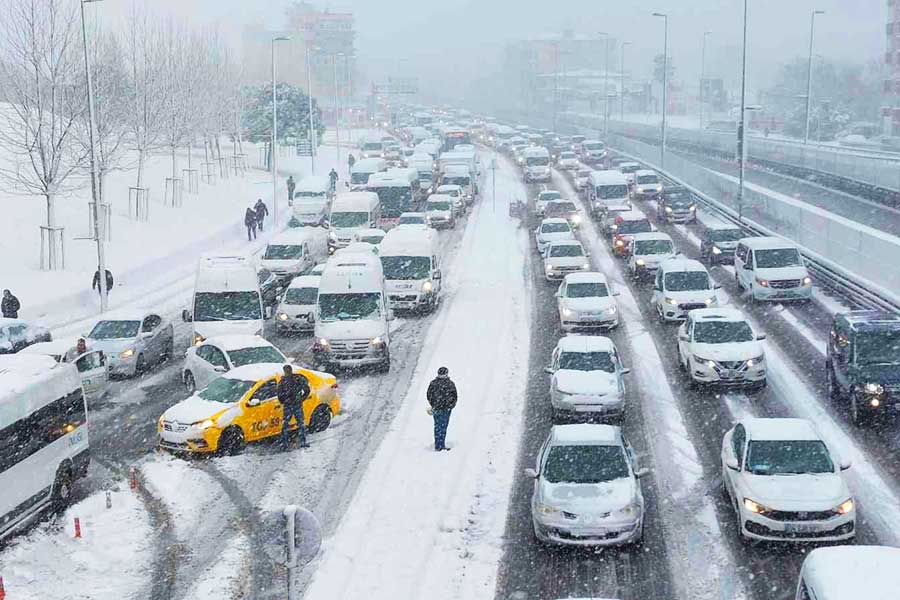 Istanbul, snow paralyses traffic