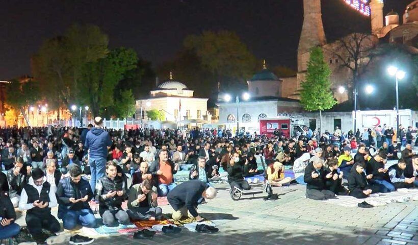 Istanbul, mosques full for Qadr Night