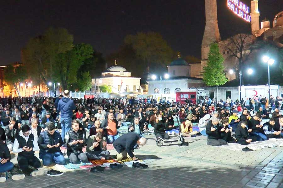 Istanbul, mosques full for Qadr Night