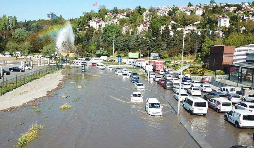 Istanbul, water pipe rupture causes traffic chaos