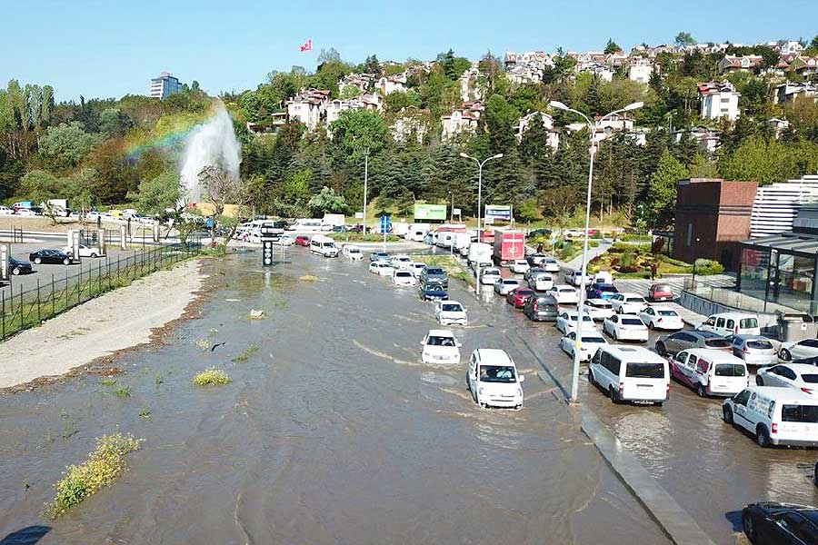 Istanbul, water pipe rupture causes traffic chaos