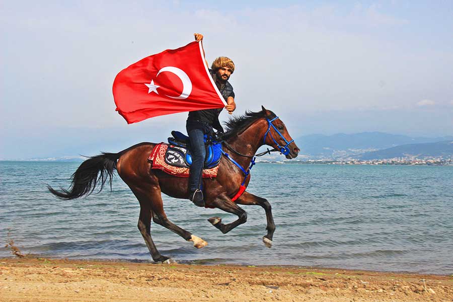 Turquía, turco viaja al trabajo en caballo
