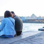 Estambul, pareja sentada en Galata