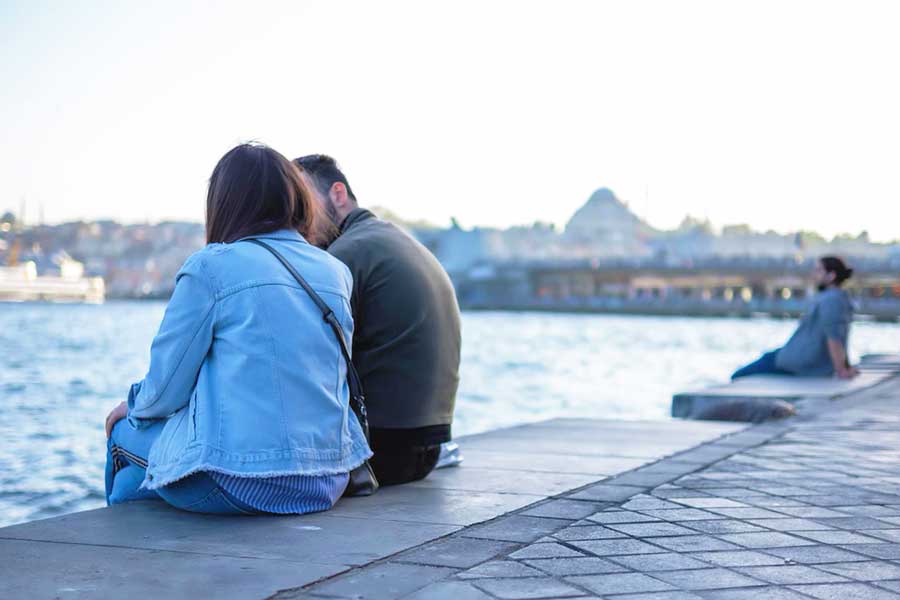 Estambul, pareja sentada en Galata