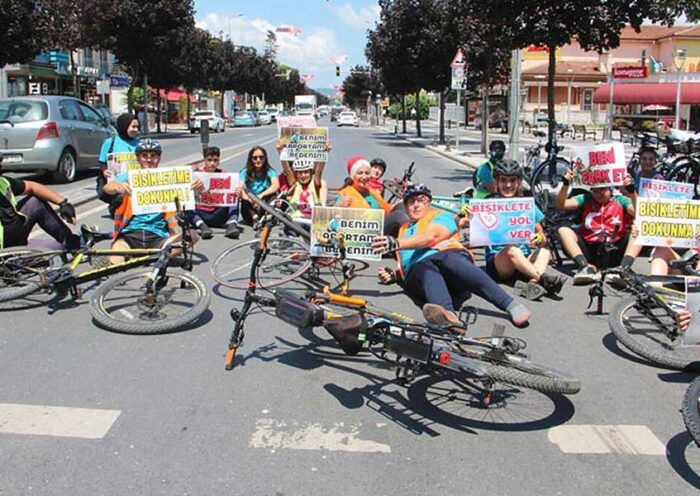 Turkey, cyclists protest