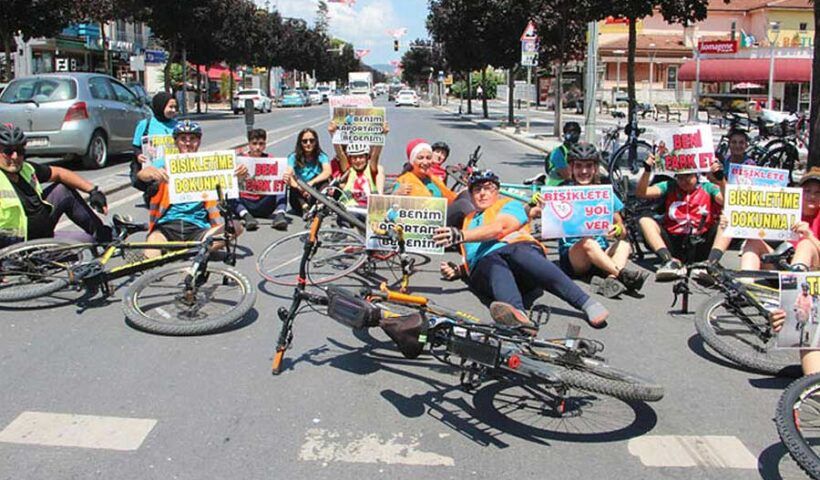 Turkey, cyclists protest