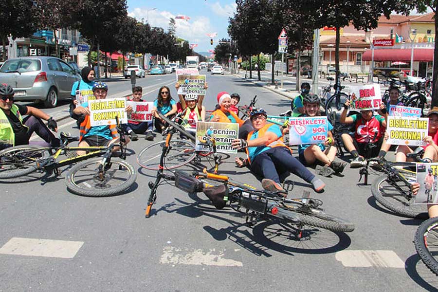 Turkey, cyclists protest