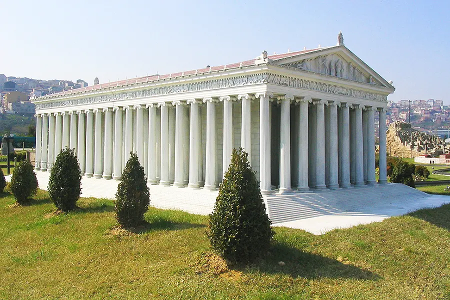 reconstrucción del Templo de Artemisa en una maqueta en Miniatürk (Estambul)