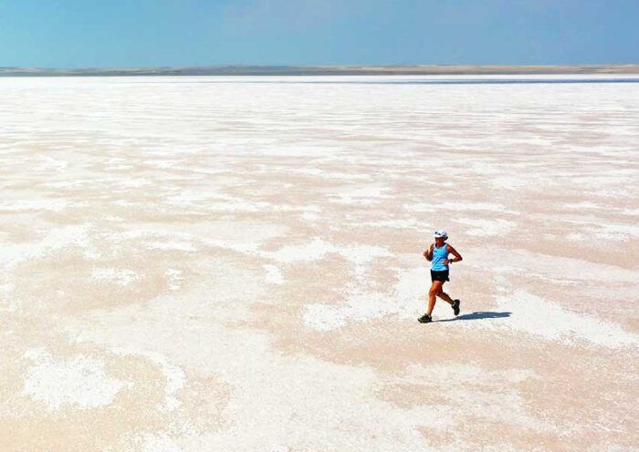 Turkey, Australian woman runs into dry lake for climate change