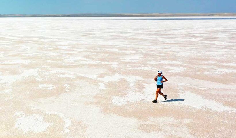 Turkey, Australian woman runs into dry lake for climate change