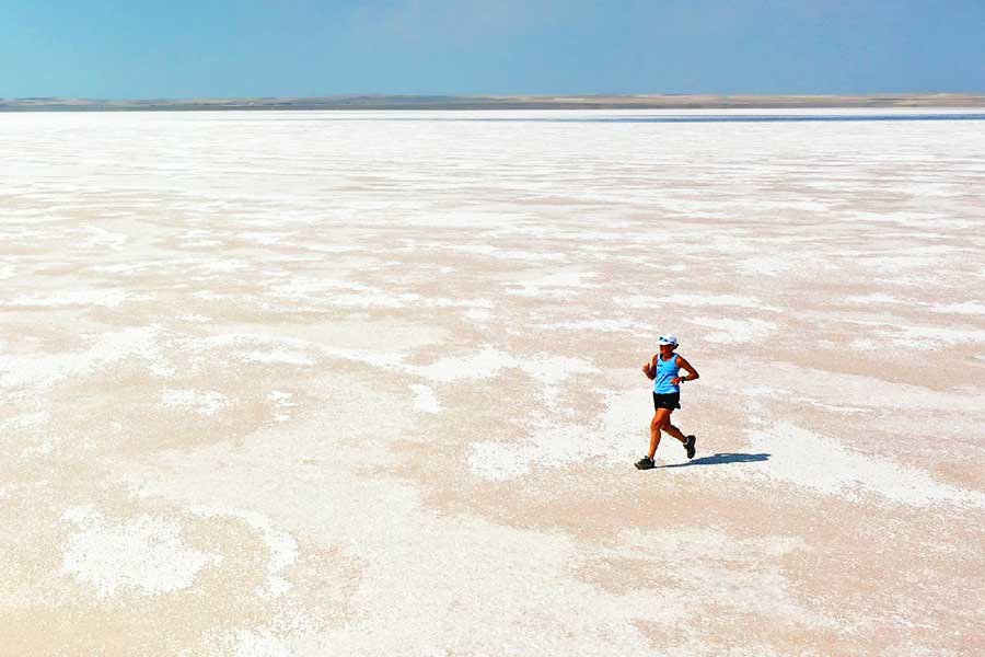 Turkey, Australian woman runs into dry lake for climate change