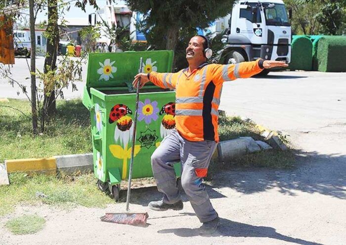 Turkey, dancing street sweeper becomes phenomenon