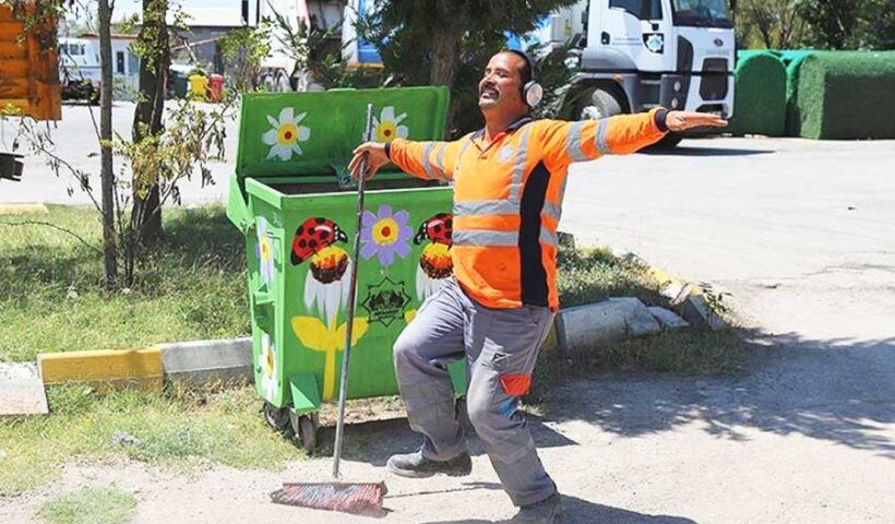 Turkey, dancing street sweeper becomes phenomenon