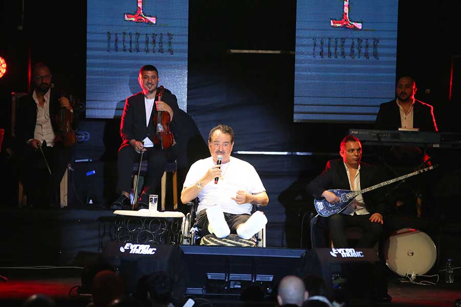 Turquía, concierto de İbrahim Tatlıses en silla de ruedas