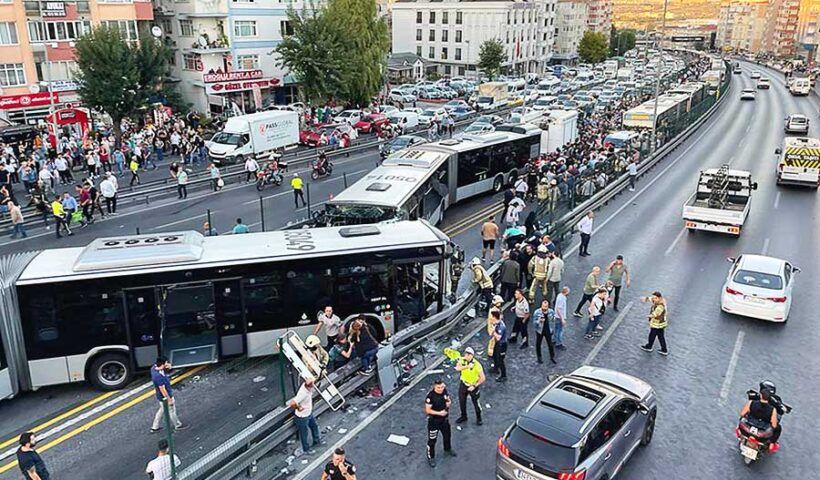 Istanbul, head on crash of 4 metrobuses