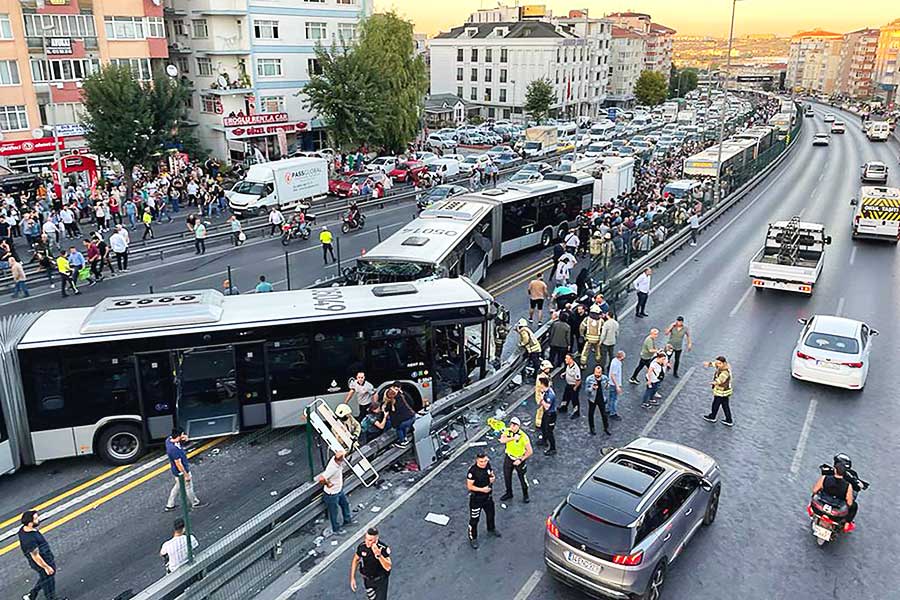 Istanbul, head on crash of 4 metrobuses