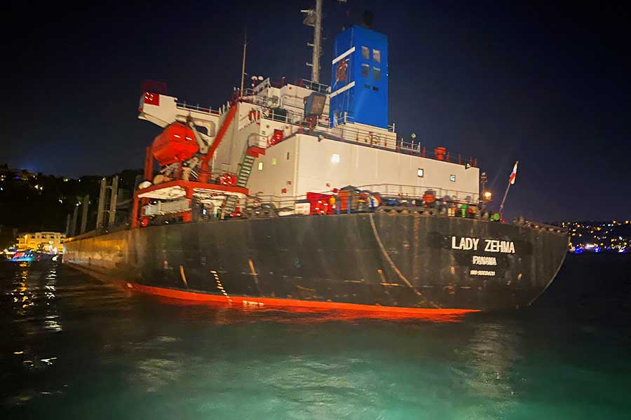Istanbul, Ukrainian cargo ship ran aground