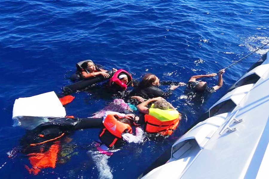 Turkey, migrants abandoned by Greece rescued