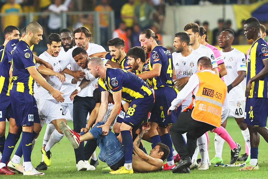 Turkish League, aggression on Beşiktaş player