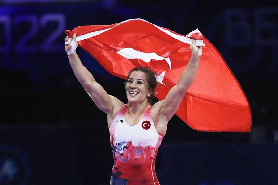 Yasemin Adar, female wrestling world champion