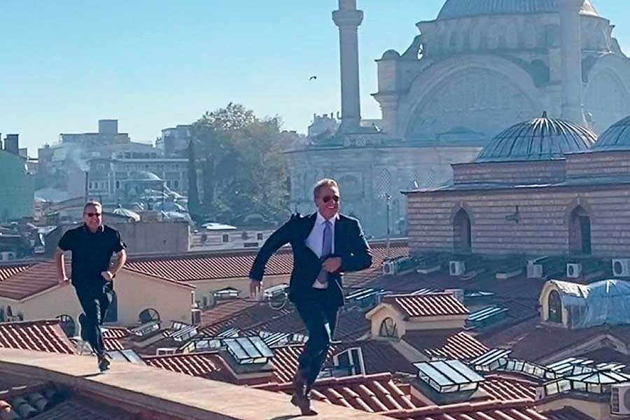 Istanbul, USA ambassador emulates James Bond over the Grand Bazaar
