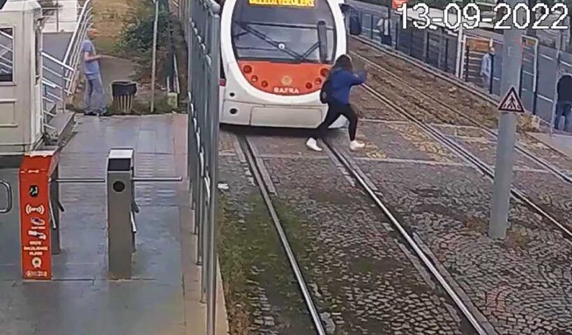 Turkey, tram almost runs over teenager