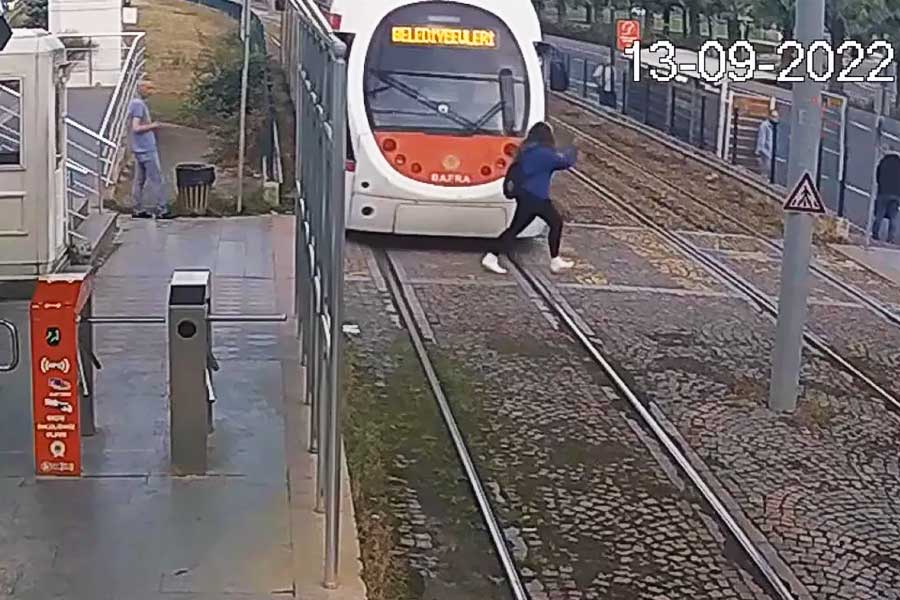 Turkey, tram almost runs over teenager