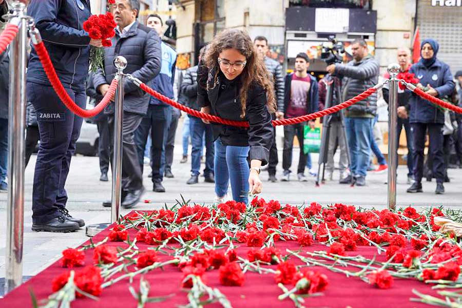 Istanbul, tribute to victims of the attack