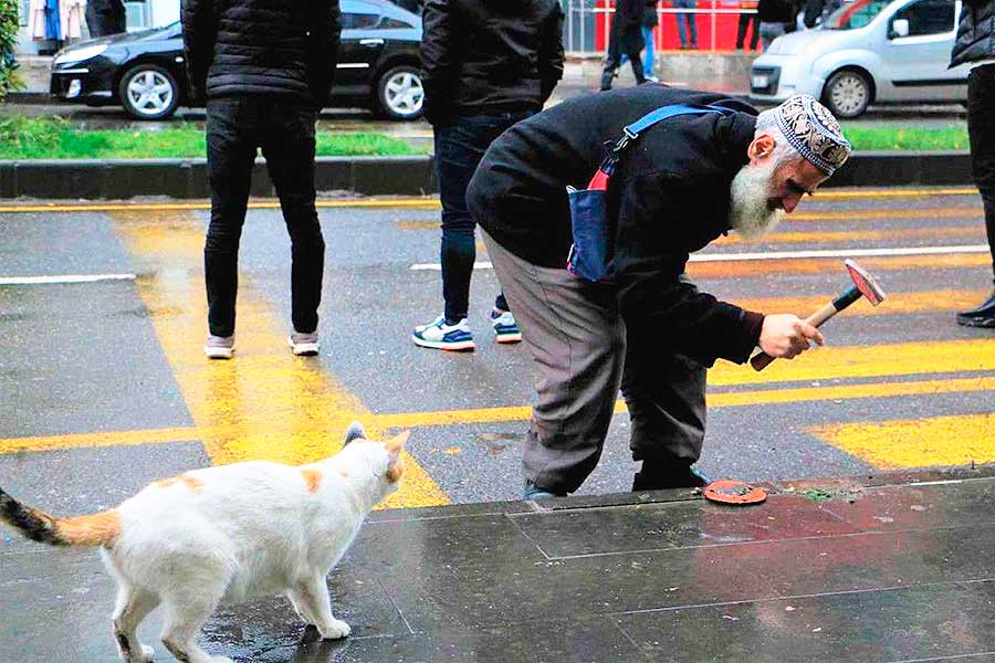 Turkey, Syrian refugee fixes streets