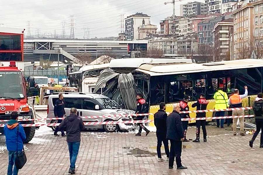 Estambul, choque de tranvía con autobús
