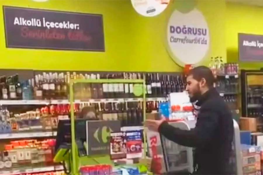 Istanbul, Moroccan asks woman to conver her hair