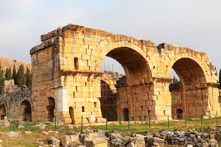 Turkey, basilica in Hierapolis at risk of collapse