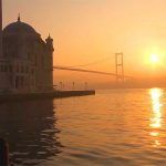 Estambul, el Bósforo con niebla