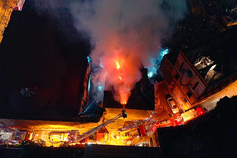 Estambul, incendio en una iglesia armenia