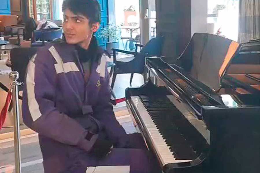 Turkey, pianist courier goes viral