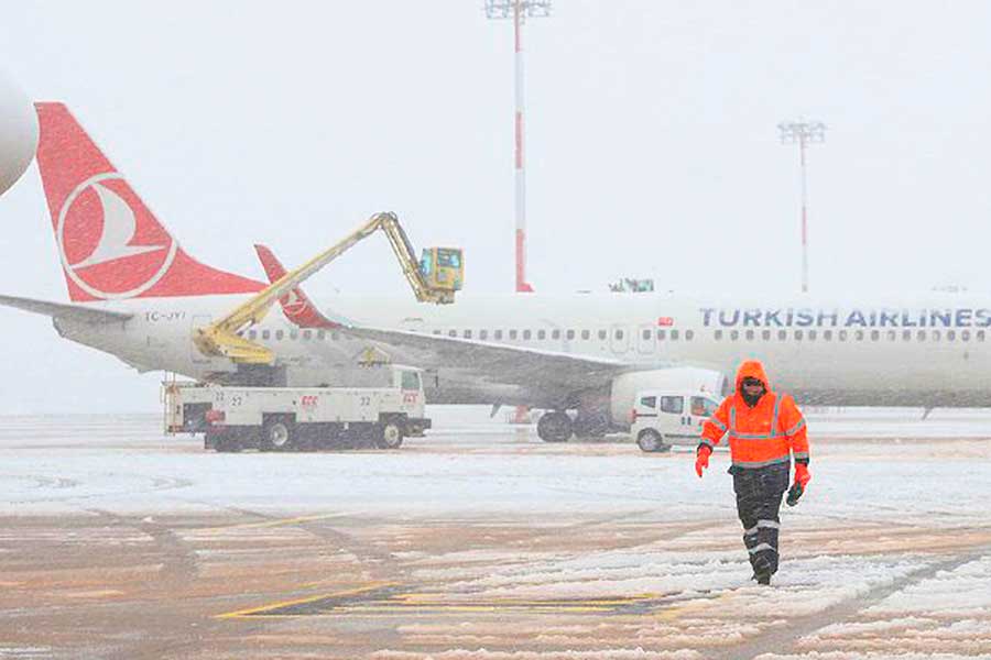Istanbul Airport covered by snow