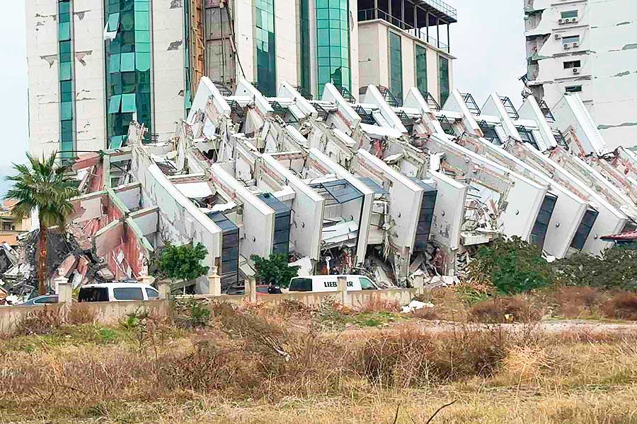 Turkey, buildings tumbled by the earthquake in İskenderun