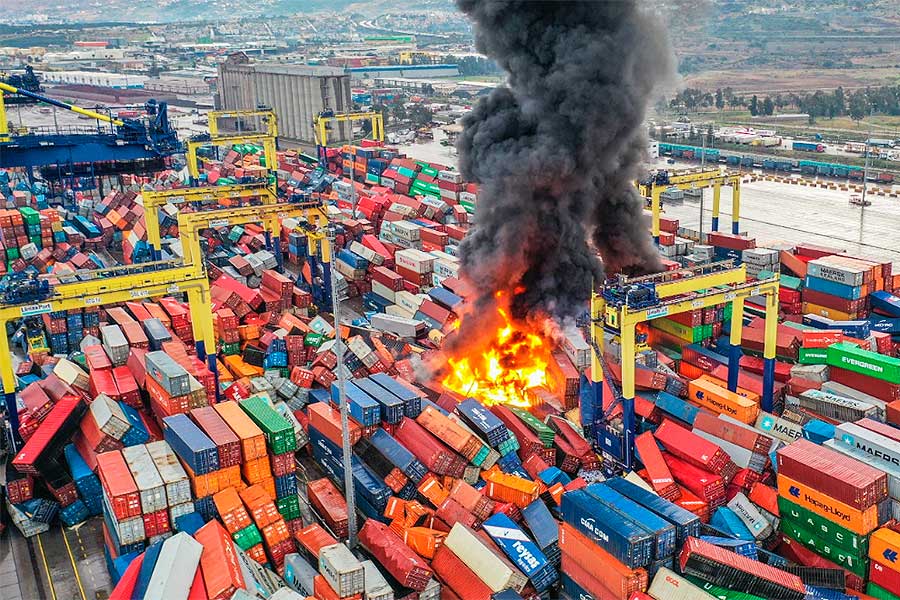 Turkey, fire at İskenderun port after earthquakes