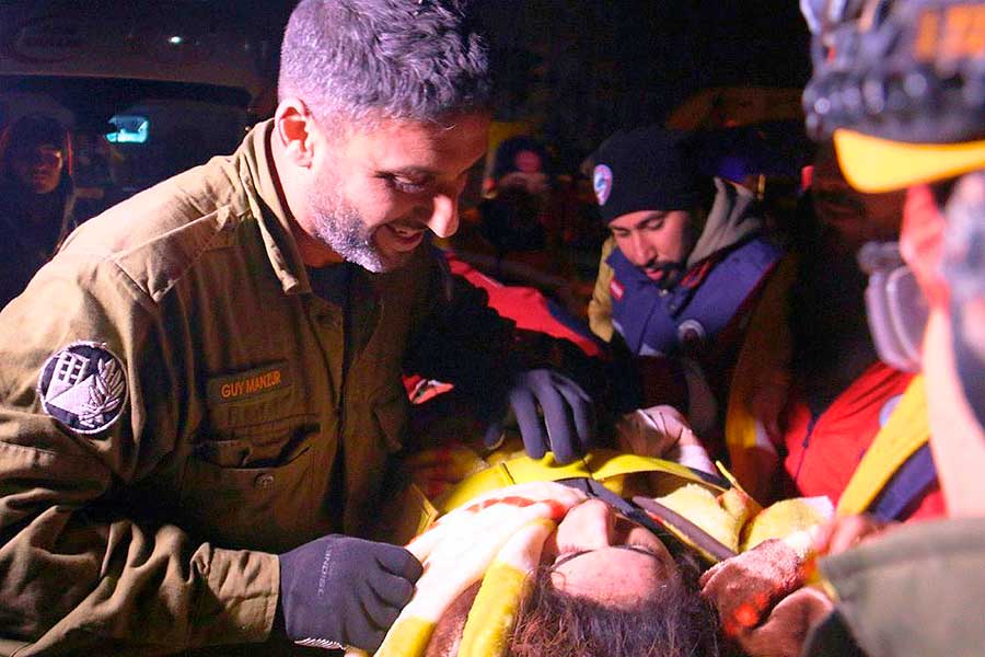 Turkey, Israeli rescuers help earthquakes victims