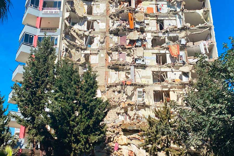 Turquía, edificio dañado por los terremotos
