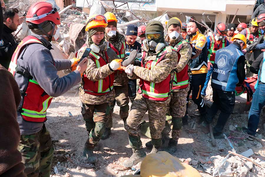 Turquía, rescate de pareja 12 días después del terremoto
