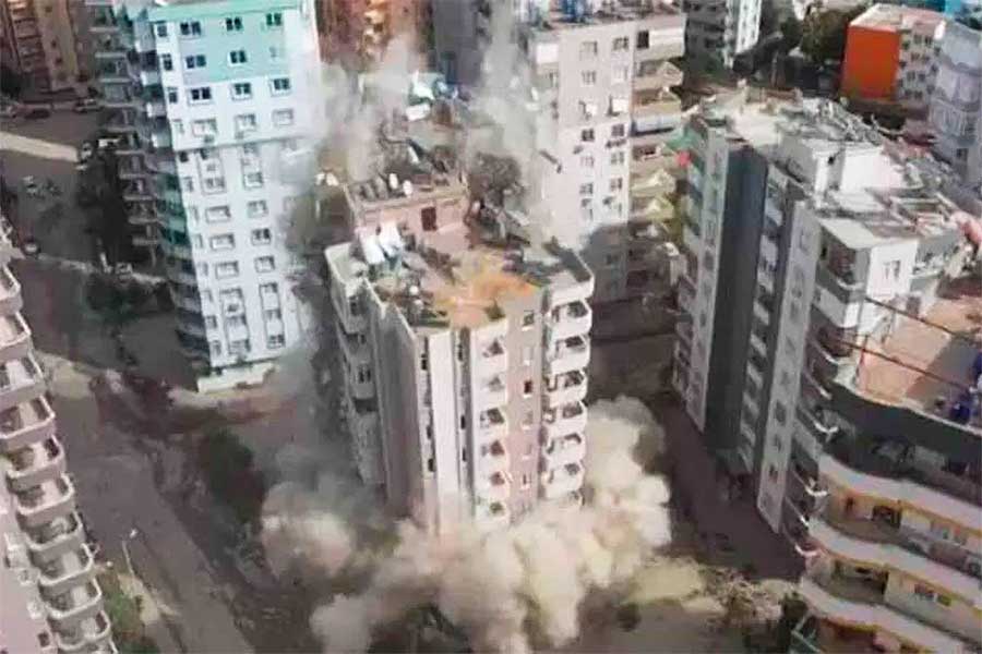 Turquía, un bloque de apartamentos se desploma